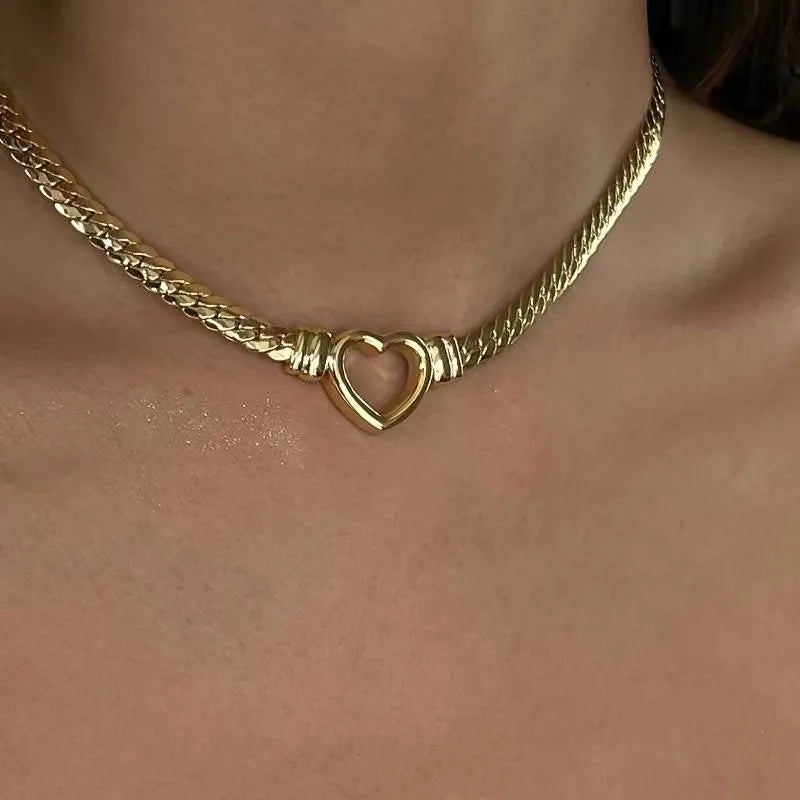 Hollow Heart Retro Neckpiece